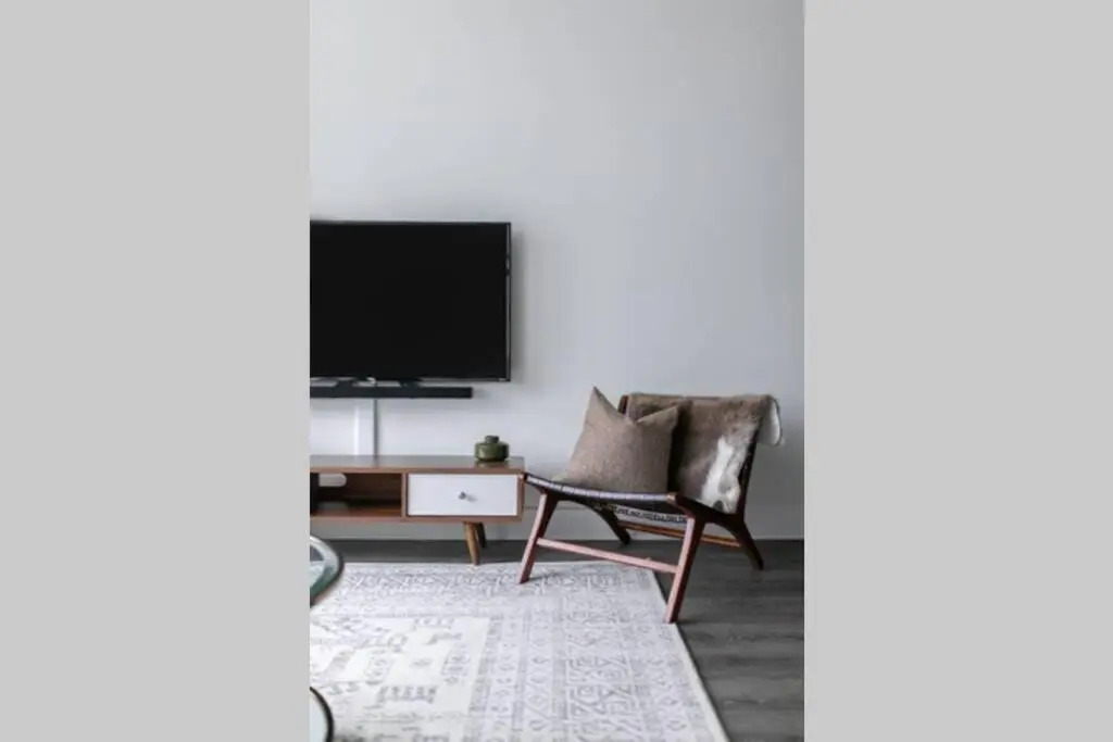McCormick Place modern 2br-2ba Loft with optional parking for 6 guests