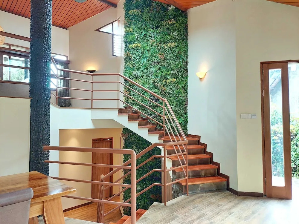 Villa 4-BR Klub Bunga No. 8 Batu Malang