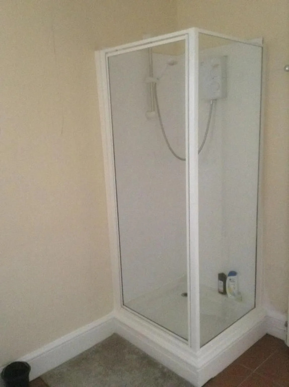 PAIGNTON S ONLY Ground floor Garden 2 Bedroom Apartment in front of the Pier & your Very own Private FREE Car space ,2 Double beds , 2 Single Beds , Kitchen , Air Fryer , 50 Blue ray Films ,Hotel Reception to Greet & Happily Help you