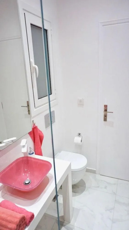 Eclectic Design Apt in Athens near Metro