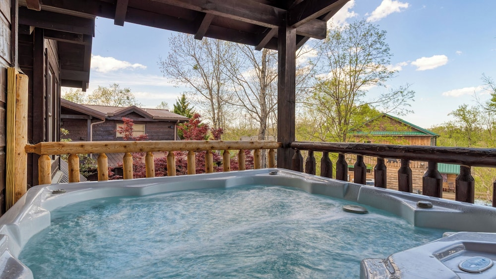 Alpine Mountain Lodge by Avantstay Sleeps 19 Luxury Cabin Game Room, Hot Tub Dollywood