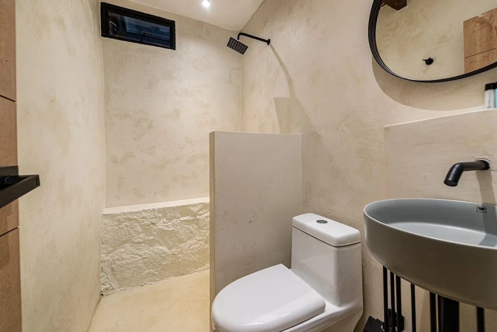 Provenza 6 Bedroom House by HOUSY HOST