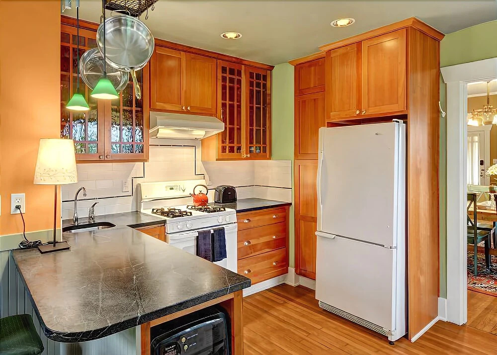 Phinneywood Bungalow - Two Bedroom Home with Fireplace