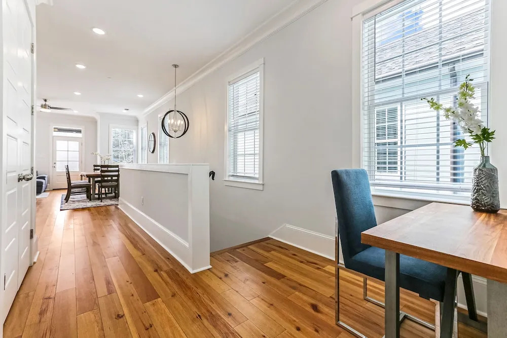 Chic 4 BR Condo - Large Pool - Perfect Location