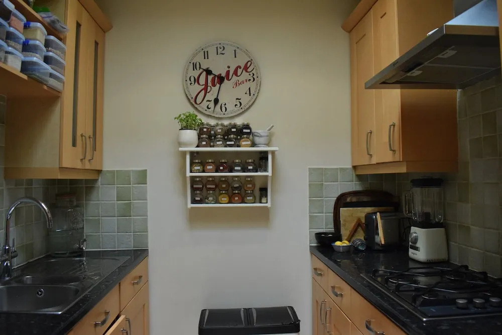 1 Bedroom Chelsea Flat With Balcony