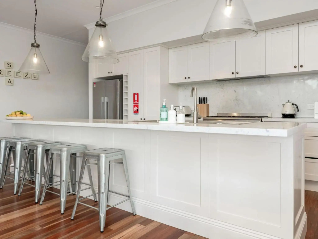 Sea Breeze - walking distance to Orion Beach