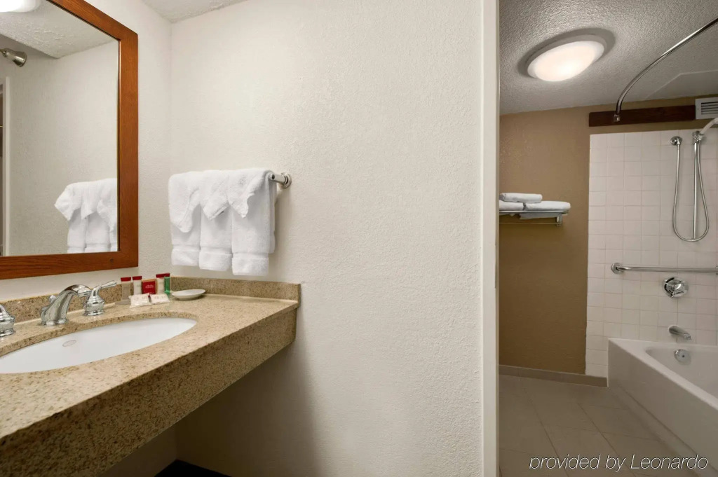 Delta Hotels by Marriott Minneapolis Northeast