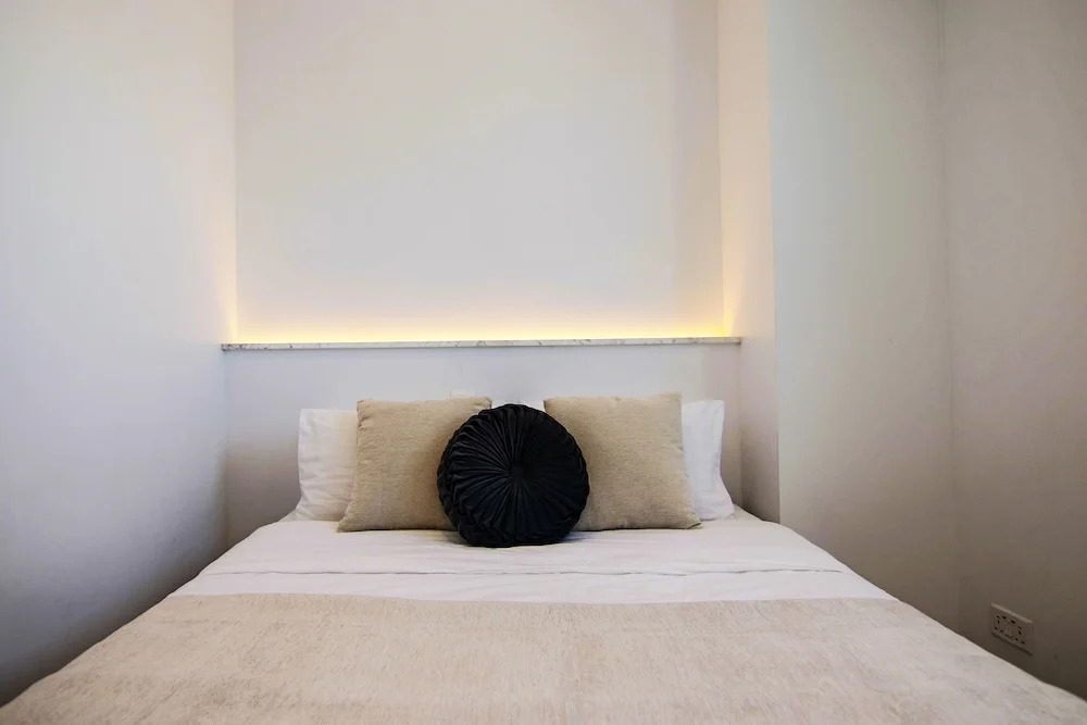 Phaedrus Living: Seaside Executive Flat Harbour 203