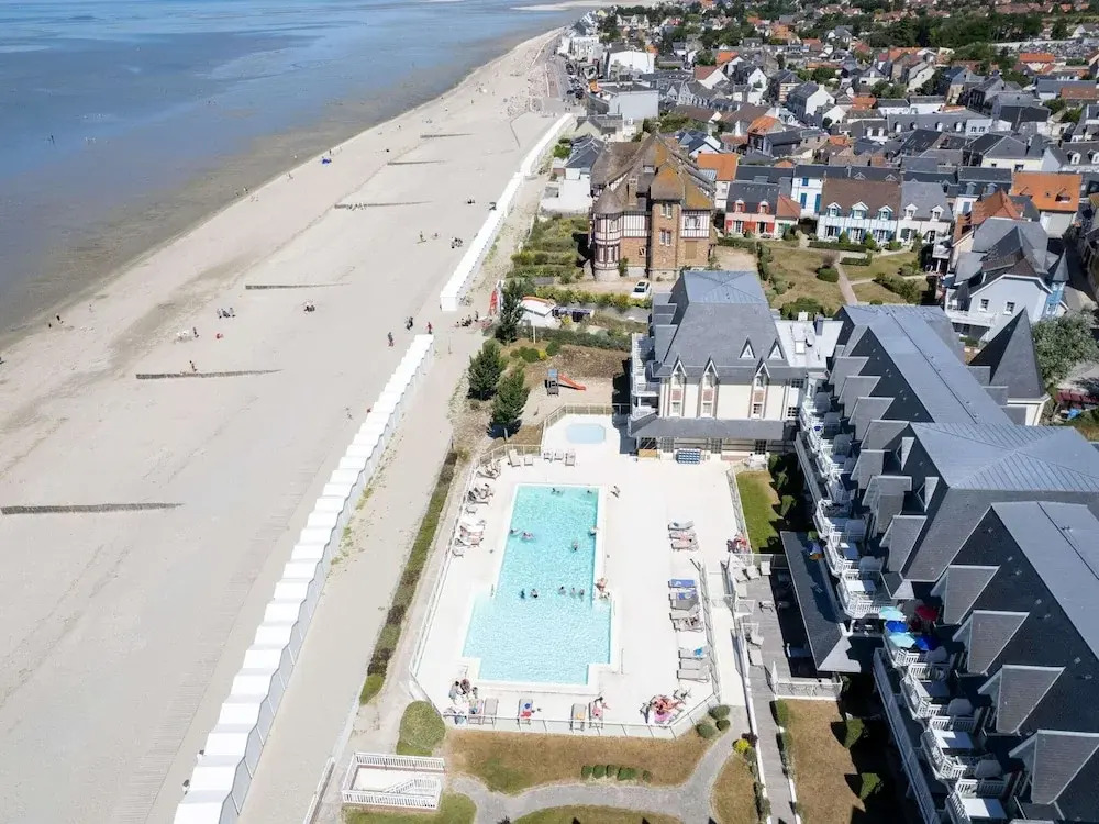 Flat on the Beach With Pool in Le Crotoy