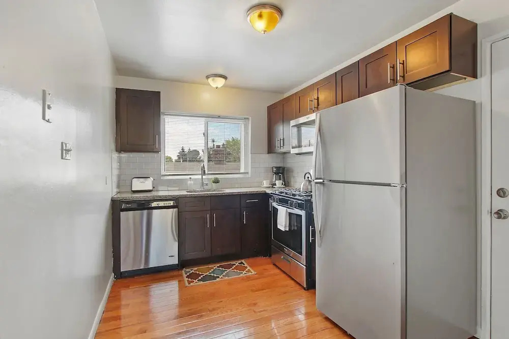 3BR Homey Living Room Apt in Bell Ave