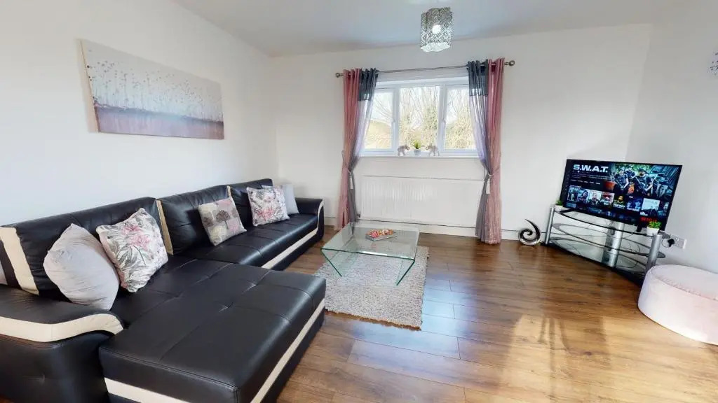 Beautiful & Spacious with 2 Free Parking Spaces By Srk Accommodation