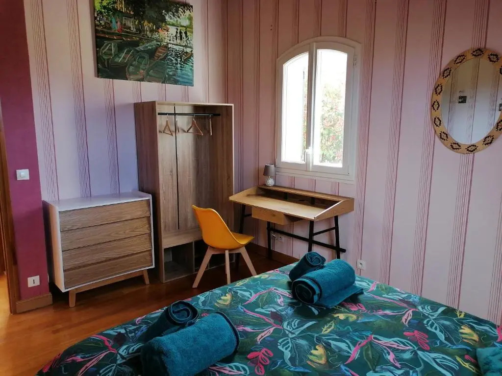 Grande maison , jardin,flipper,babyfoot, ping pong, 1 km mer, proche golf, Port en Bessin, Bayeux et plages du débarquement, adaptée enfants