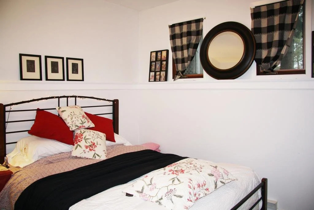2 Moon Cottage Bed & Breakfast