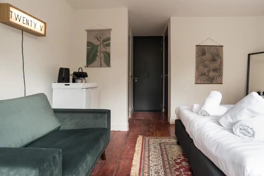 TWENTY FIVE Rooms