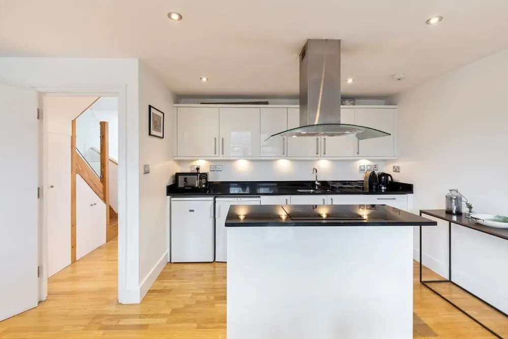Modern & Cosy Three Bedroom Apartment in Queen's Park