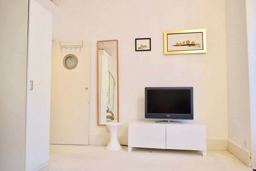 Elegant Mezzanine Studio Flat in Belsize Park