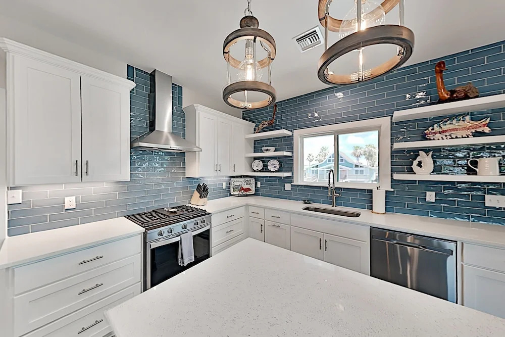 New Canal-front W/ Private Pool, Spa & Dock! 4 Bedroom Home