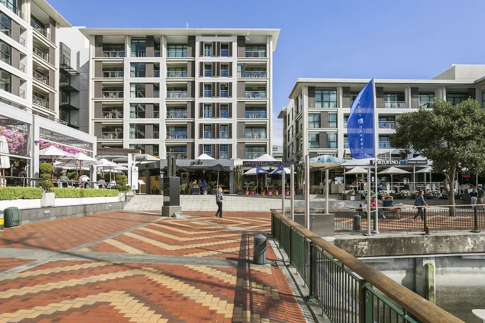 Bright Modern One Bed Marina Penthouse - by Urban Butler