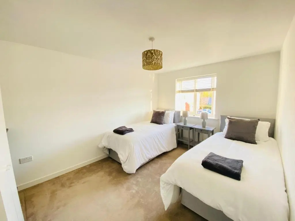 Modern 4-bed house with picturesque lakeside view