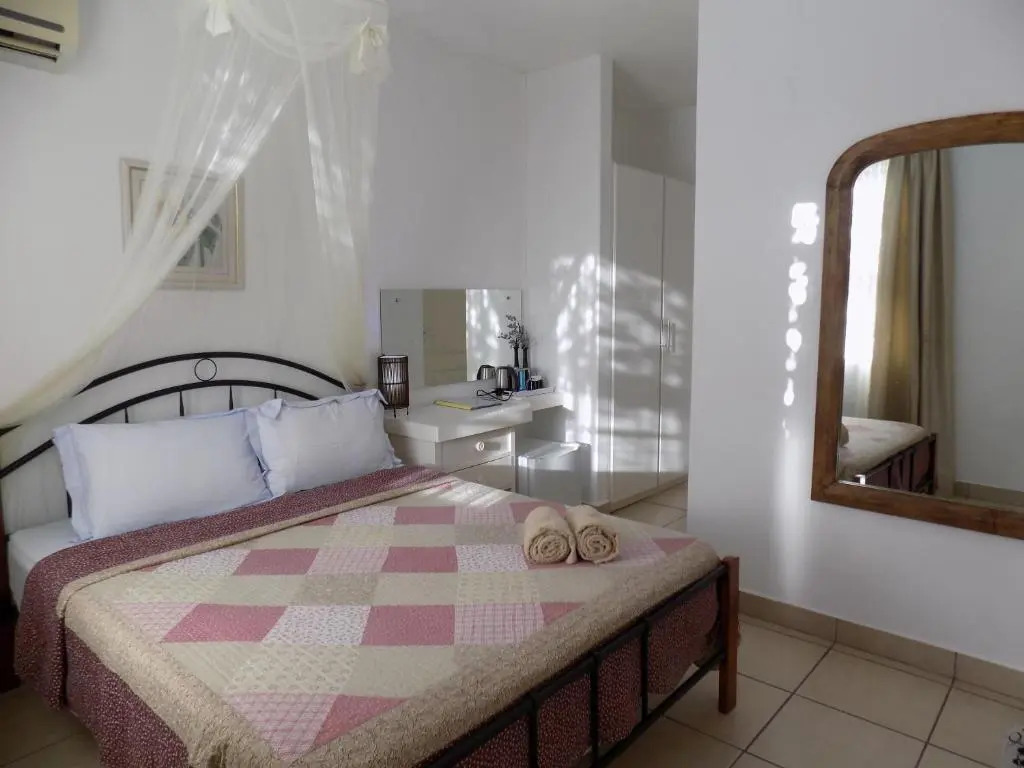 Villa Osumare Rootsy Beach front Guest House B&B
