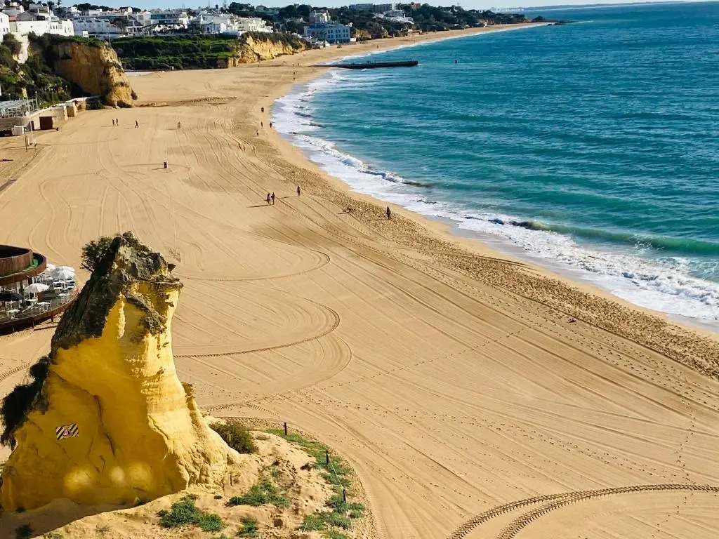 Deluxe apartment in Albufeira old town, 200m walk to beach, pool parking