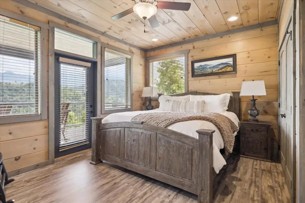 Gorgeous Cabin w Hot Tub Firepit Gameroom
