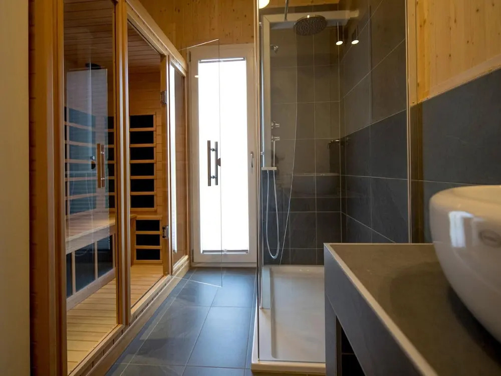 Welcoming Chalet With hot tub