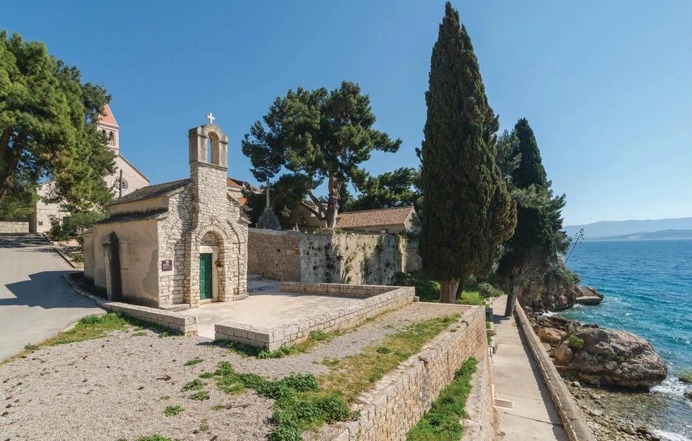 Amazing Home in Bol With 5 Bedrooms, Jacuzzi and Wifi