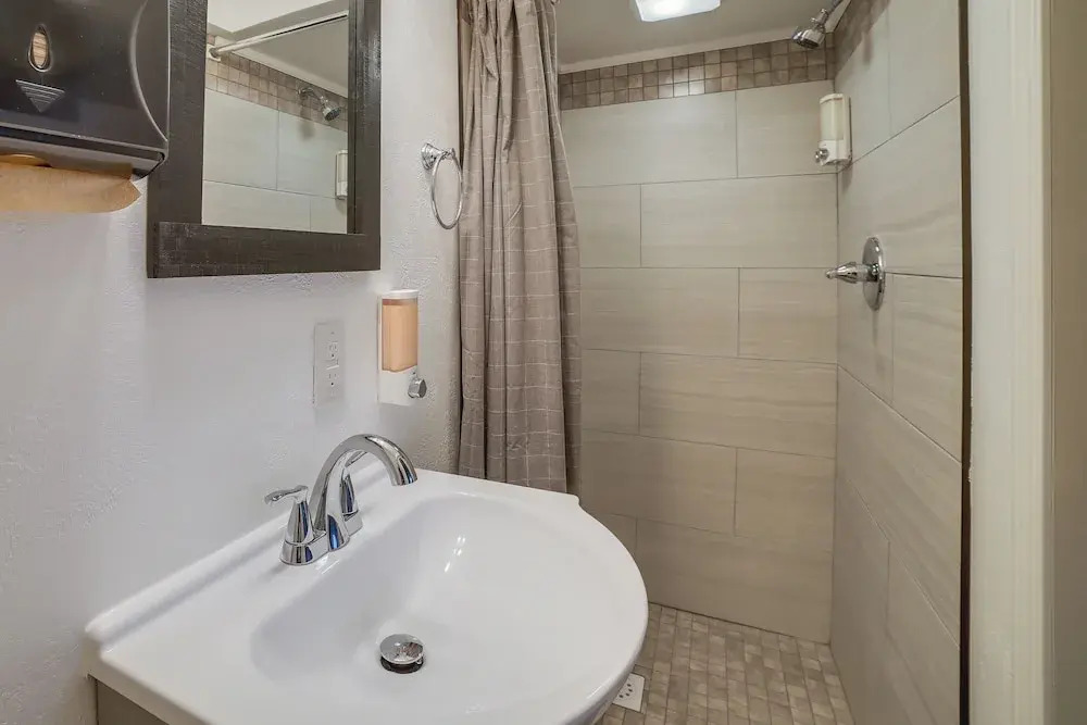 3 Mi to Downtown: Pittsburgh Home w/ Balcony!