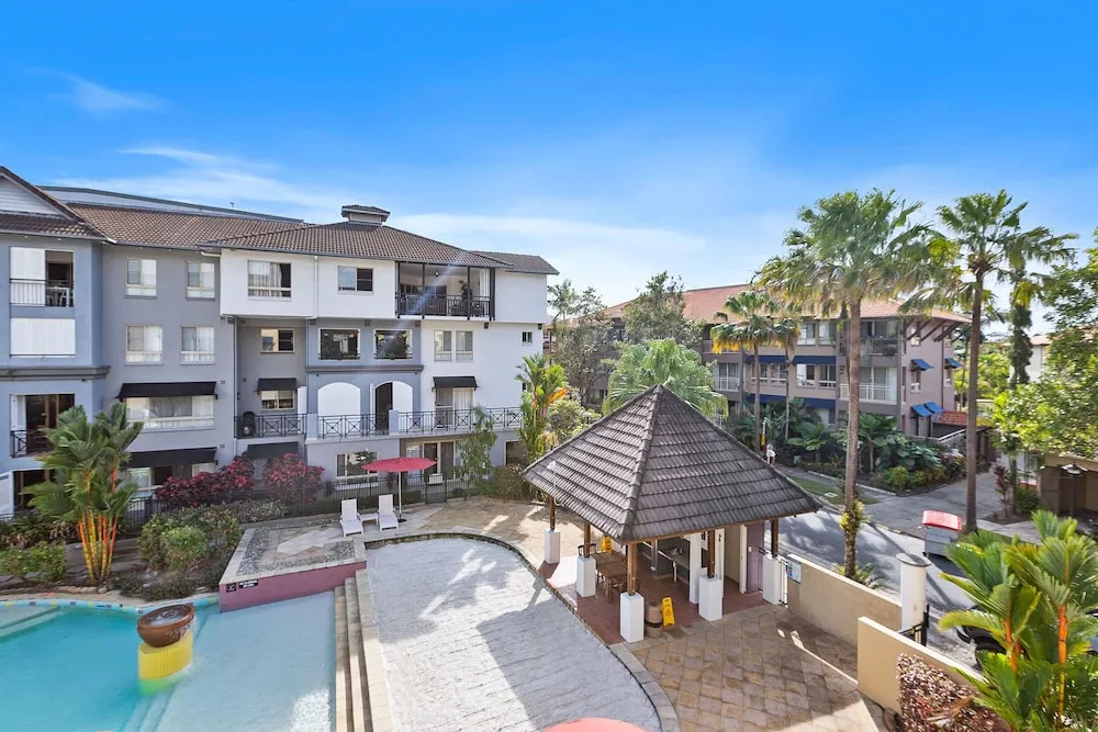 Lakeside Luxe Retreat - Pool View BBQ Spa Bath