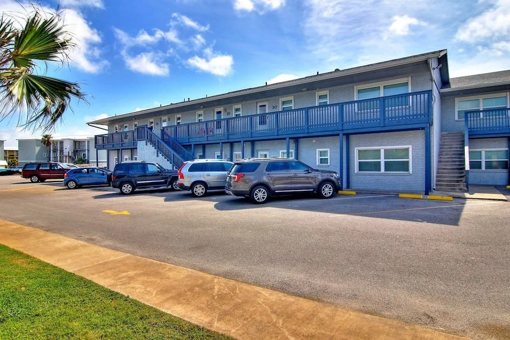Captain's Quarters 1 Bedroom Condo by Redawning