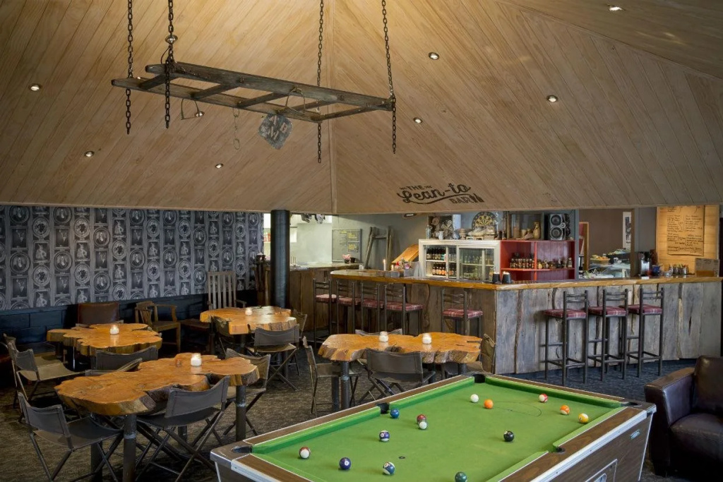 Smoke Lake Hot Springs Lodge & Camp