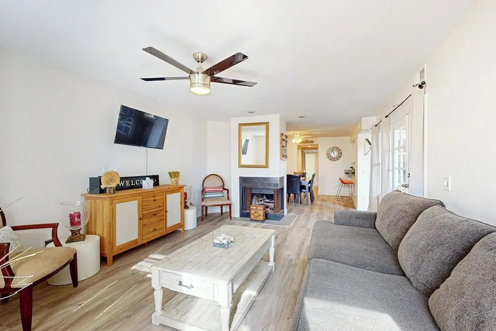 2BR Condo Steps to the Beach & Blvd-dog-friendly