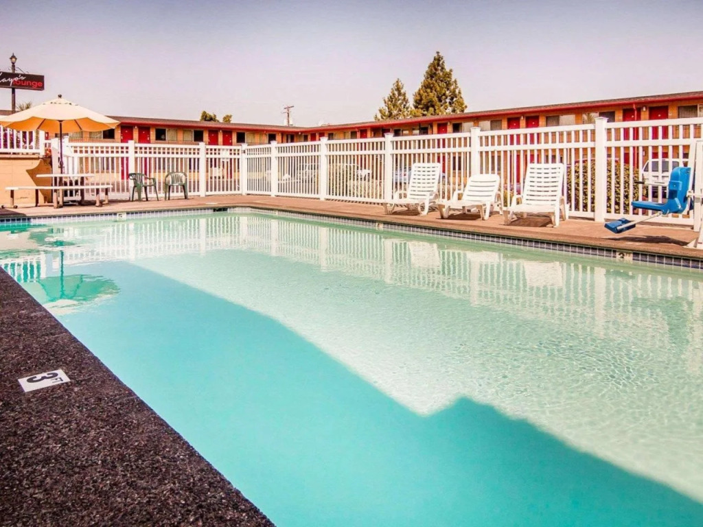 Bend Inn & Suites