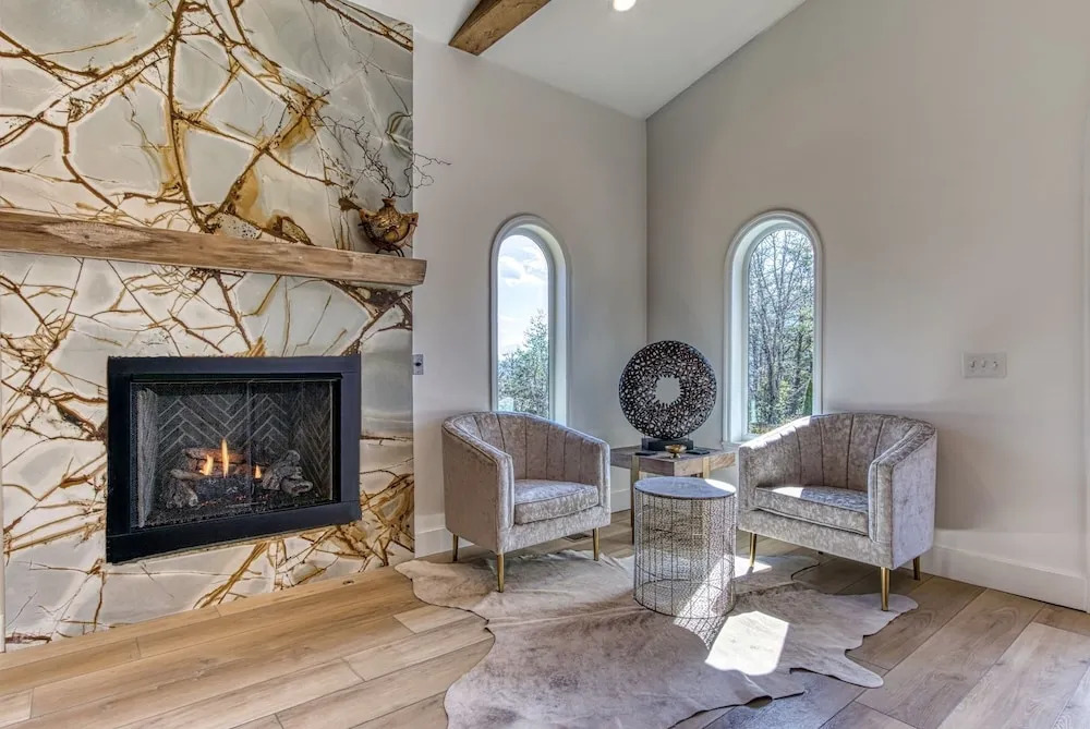 Mountain Valley Revival - Brand New Renovations, Close To Town, Panoramic Mountain Views!! 2 Bedroom Cabin by RedAwning