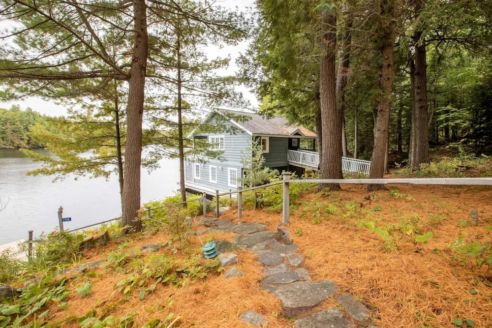 Wildflower Cottage A Fantastic boat access family cottage with a spectacular 500' of waterfront!