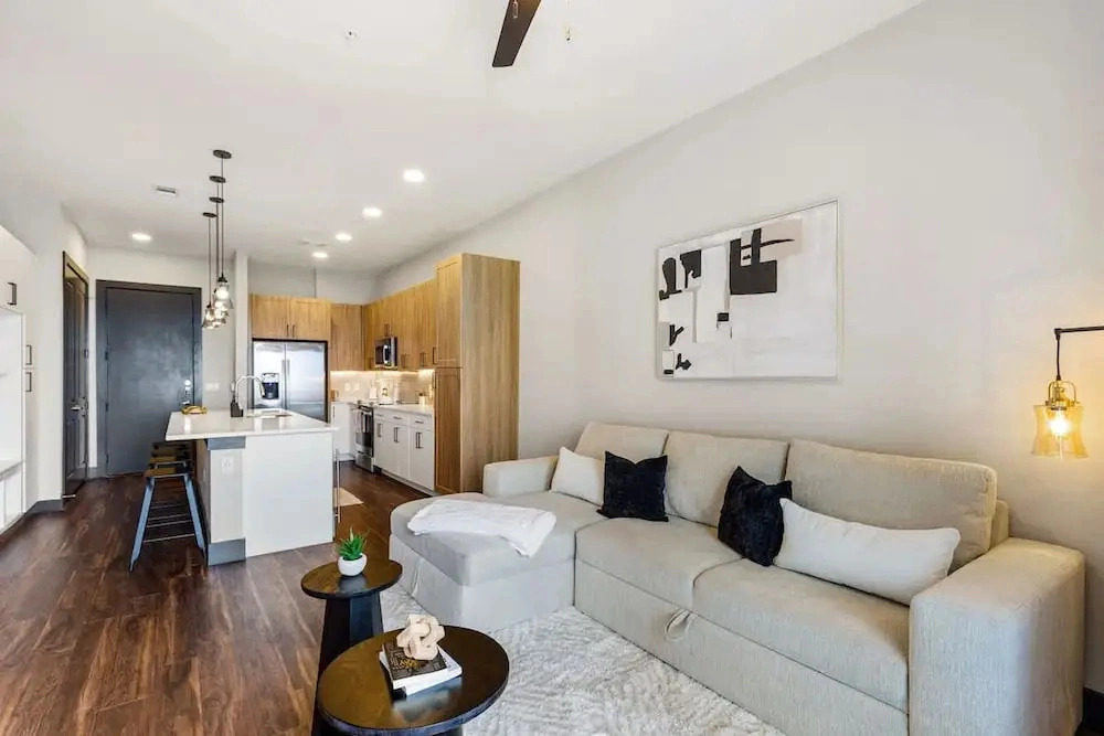 12 Min to Downtown Pool Balcony Free Parking