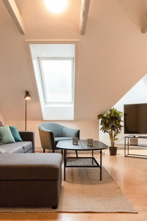 Sanders Boulevard - Cute 2-bdr Apt By the Canal