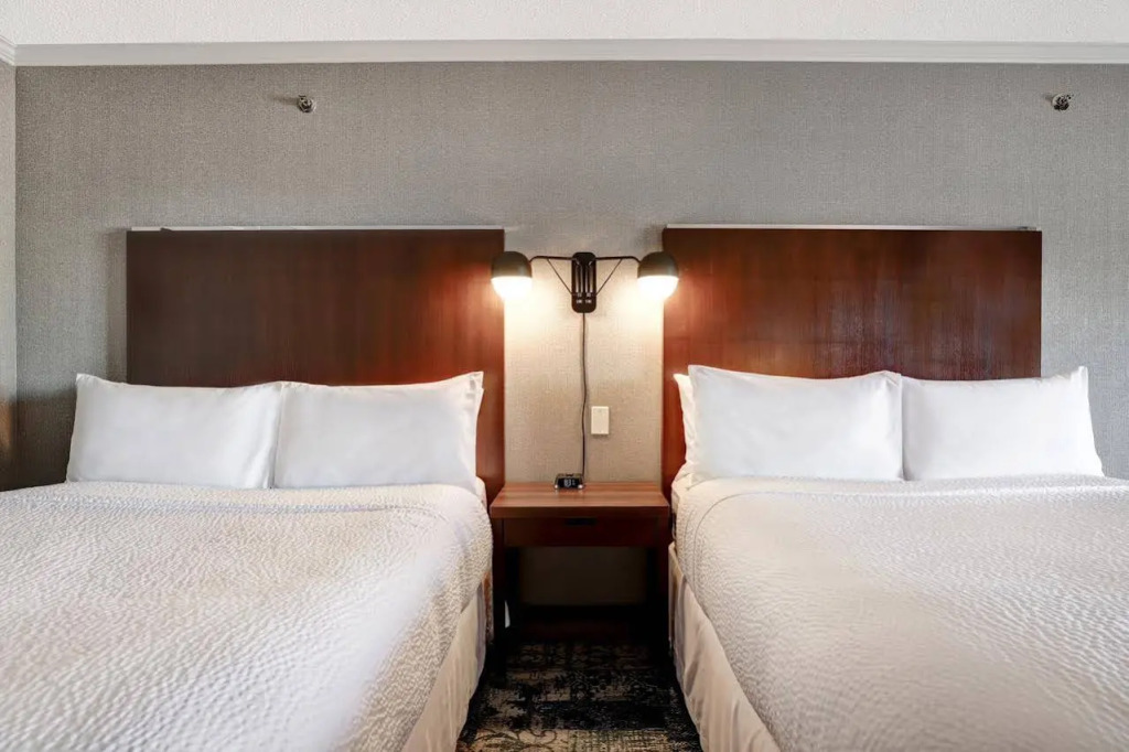 Отель Four Points by Sheraton Toronto Mississauga