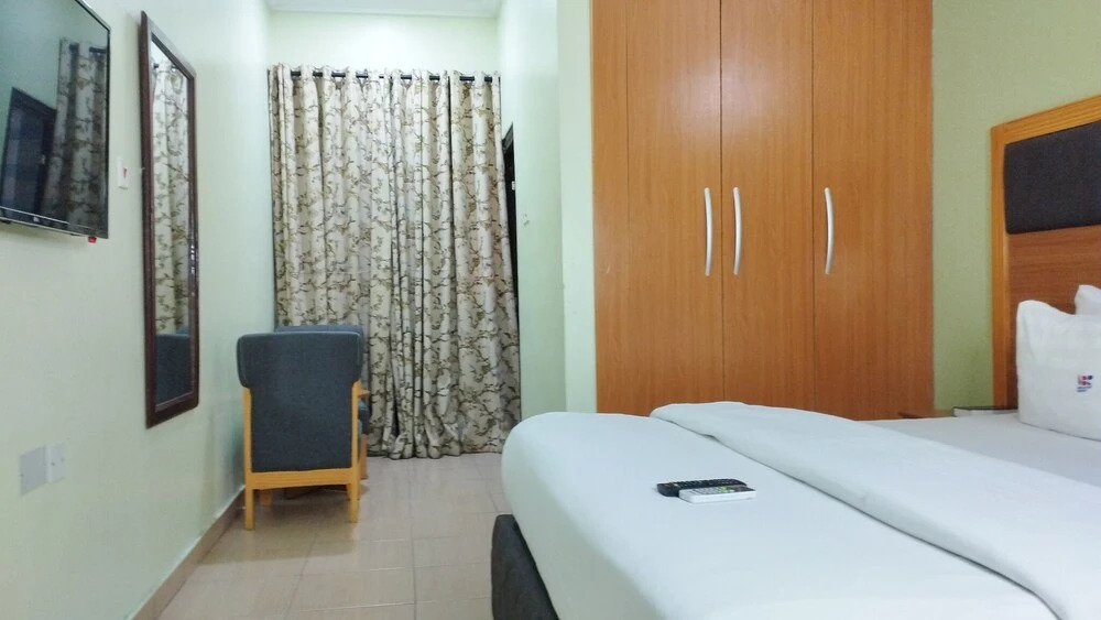 Breakfort Hotel and Suites