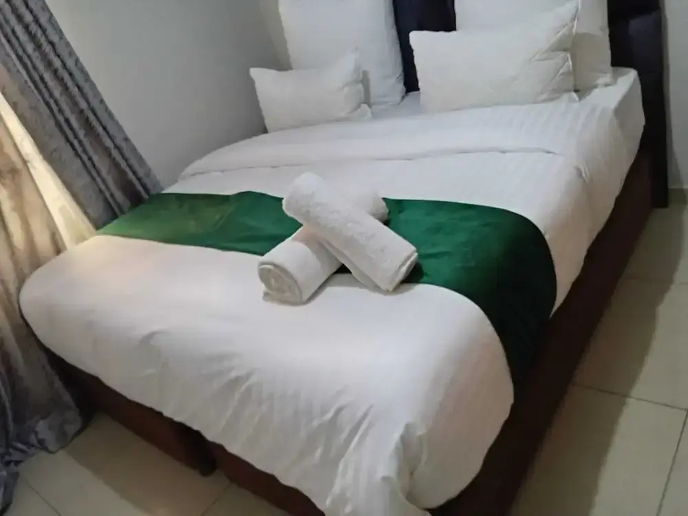Gold Crown One Bedroom Self-Catering Apartment With NetFlix & YouTube