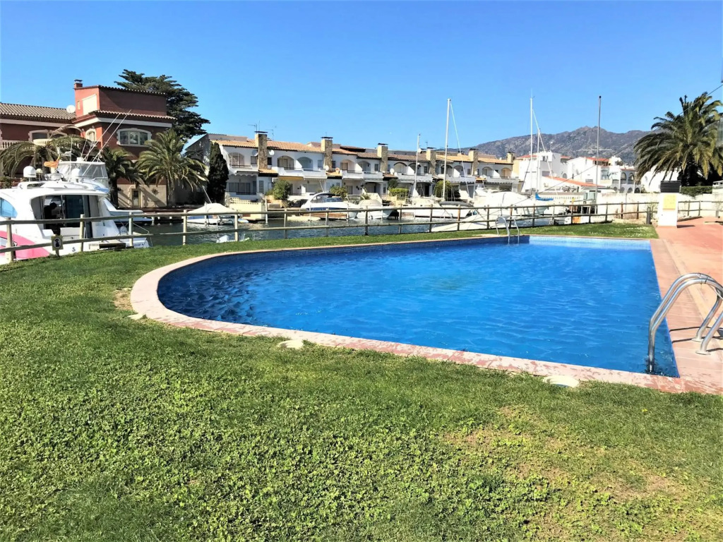 Apartamento en Roses con vistas al canal y piscina