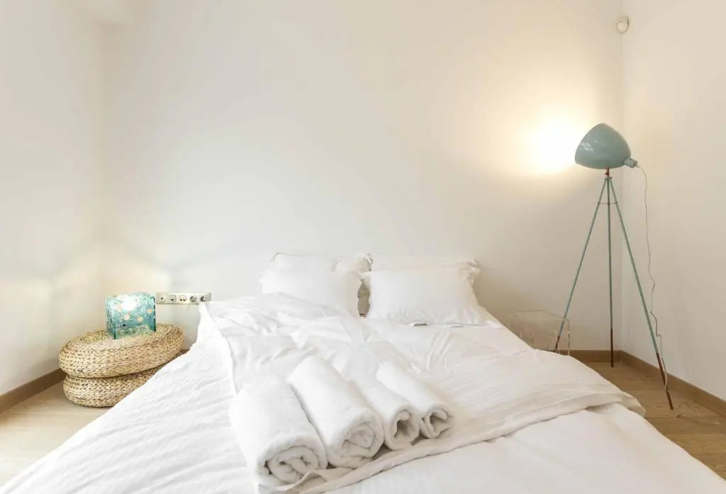 Brand new stylish 3 bdrm apartment with terrace