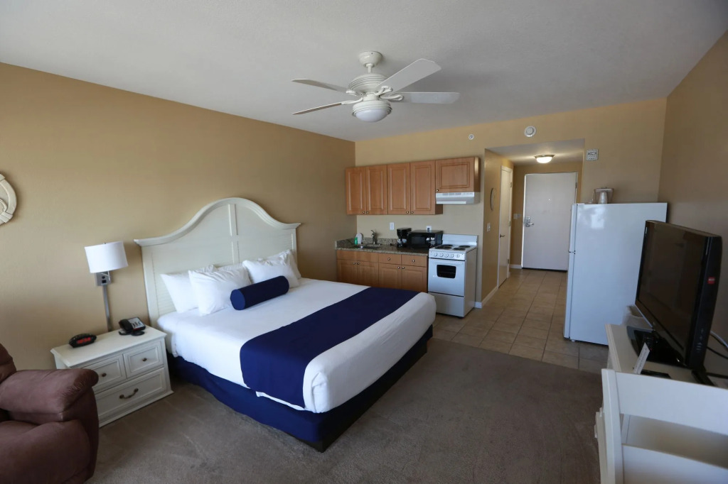 Shoreline Island Resort