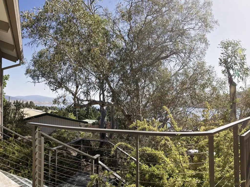 'Matilda' - Spacious & centrally located with great lake views