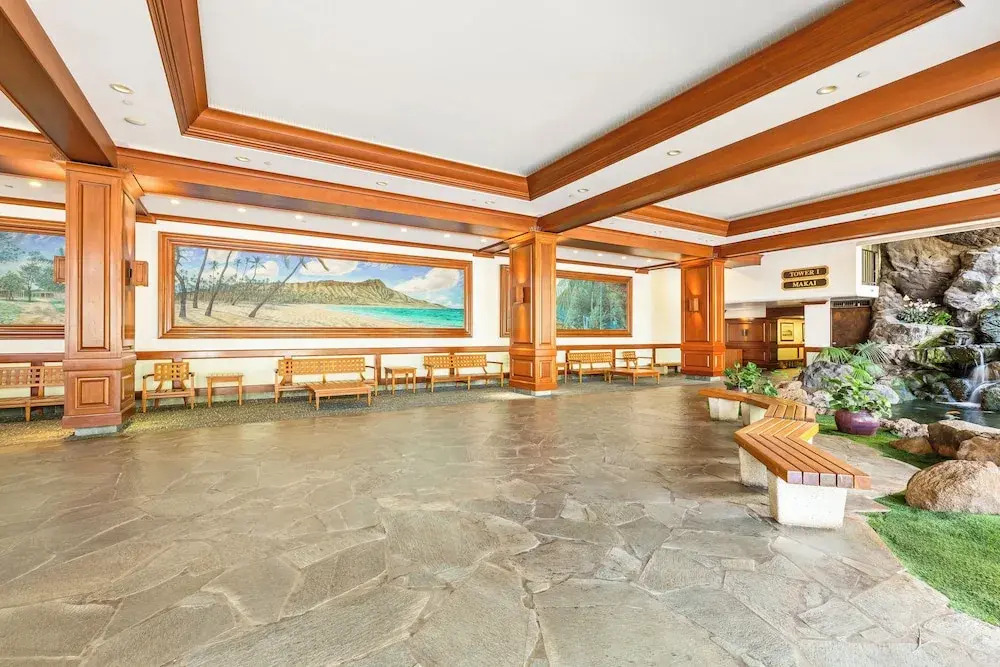 Waikiki Banyan 3409