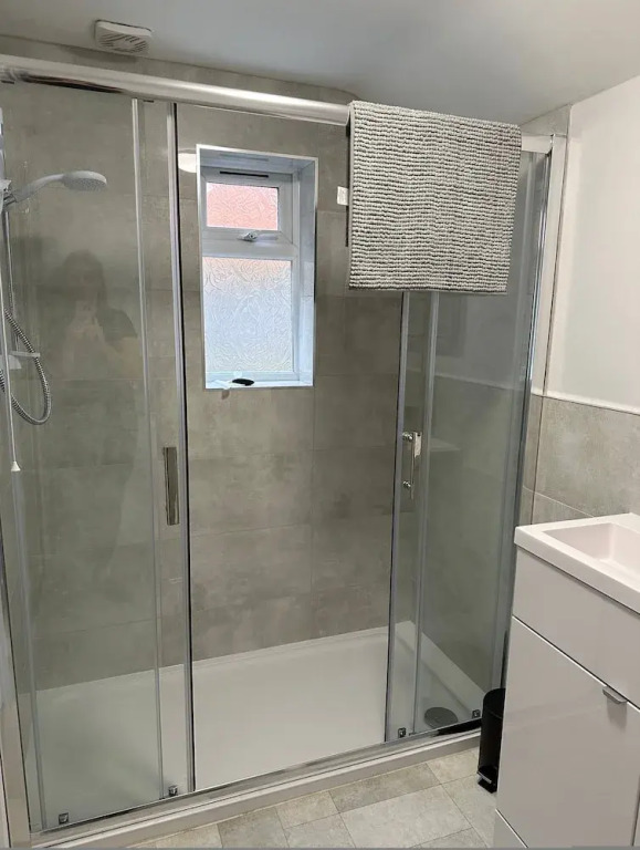 3 bed Chill Glouc With 3 Bedrooms and 1 Bathrooms