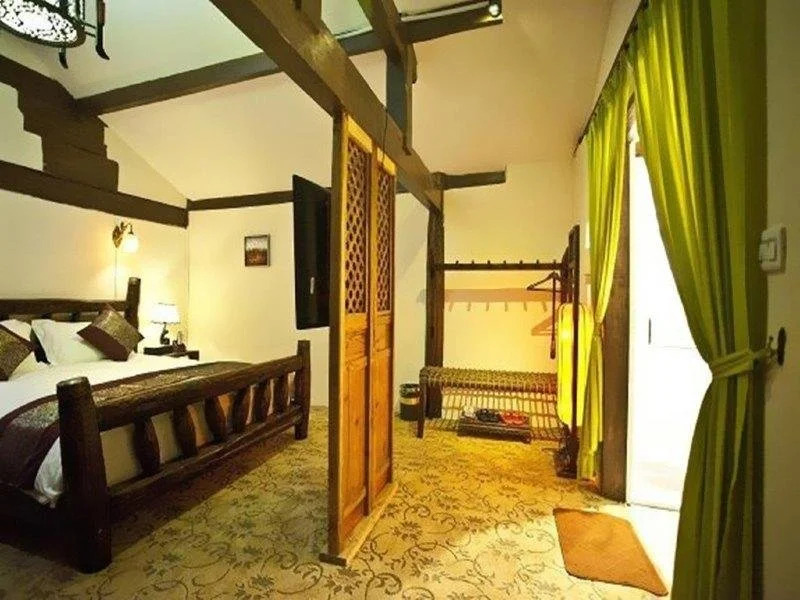 Lijiang Yunjin Yaju Courtyard Hotel