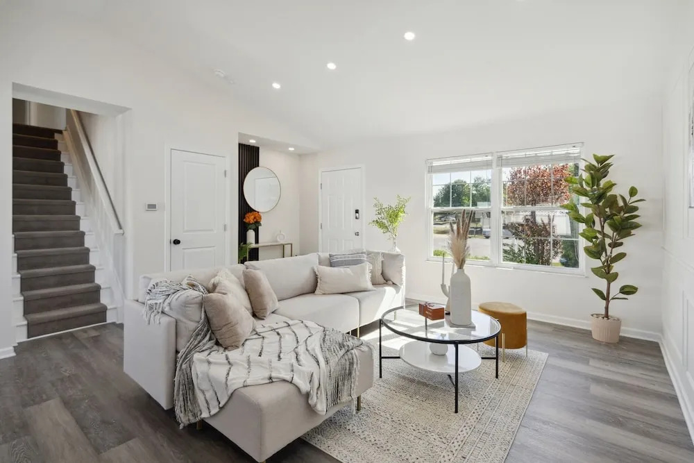 Tranquil Pet Friendly Retreat 3 Bedroom Residence by Estephanie Valdez