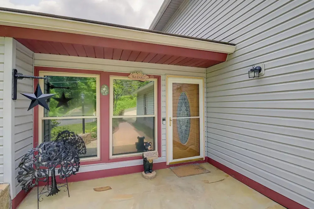 Deck & Stunning Mountain Views: Gatlinburg Home!